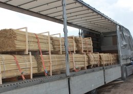 postes de madera de acacia redondos en camión