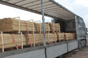 postes de madera de acacia redondos en camión