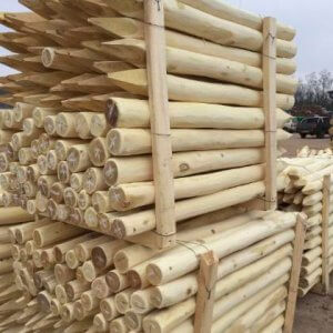 postes de madera de acacia redondos en palet